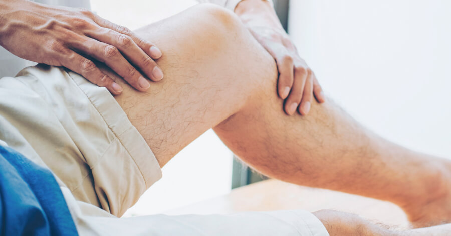 Doctor inspeccionando la rodilla de un paciente